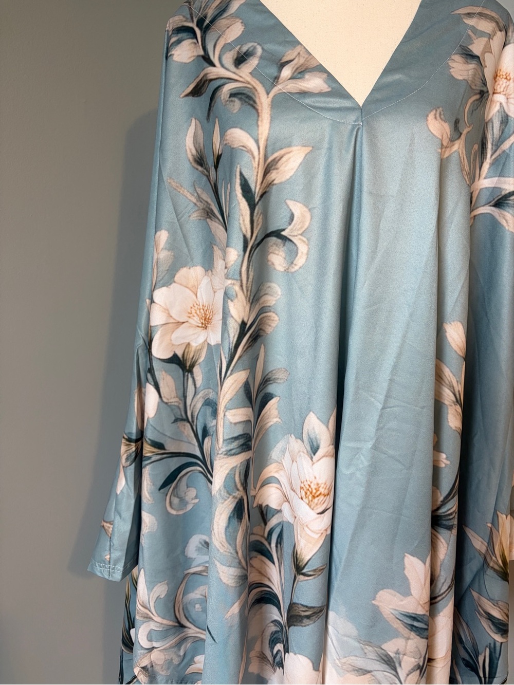 🔥🆕🔥 Bold Floral Open-Side Poncho Cape Maxi - Picture 2 of 5